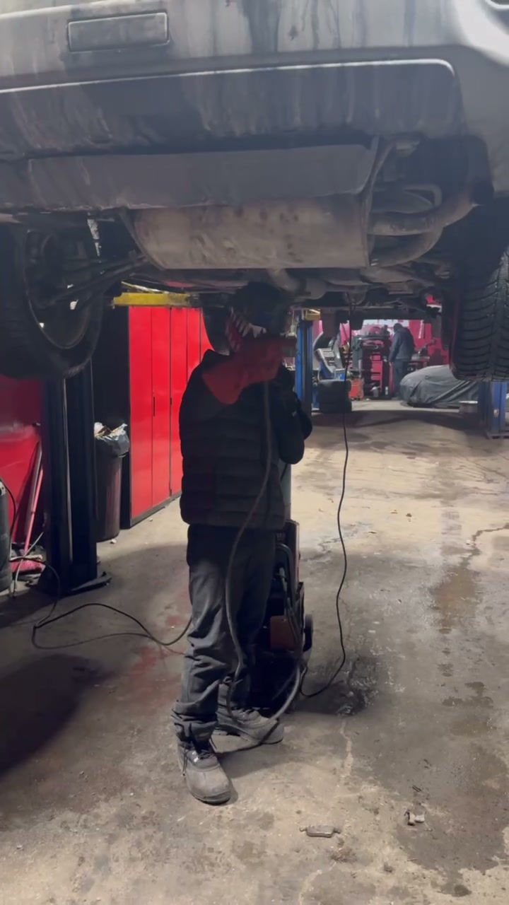 Un mécanicien de Garage Path57 au travail sous un véhicule, Saint-Michel Montréal