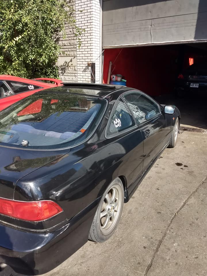 Voiture propre et prête pour la vente à l'extérieur du Garage Path57 à Montréal